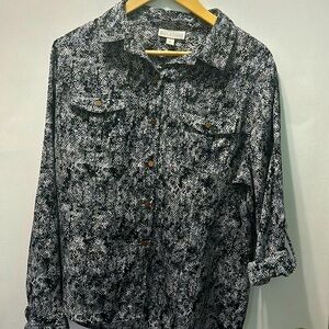 Gorgeous Dana Bachman dress shirt. Perfect for work, lunch or dinner or work